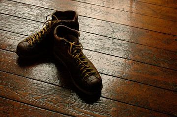 Schoenen op houten vloer van Marcel Römer