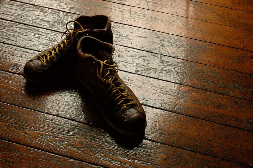 Chaussures sur le plancher en bois par Marcel Römer