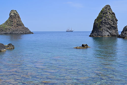 Les Faraglioni d'Aci Trezza en voilier