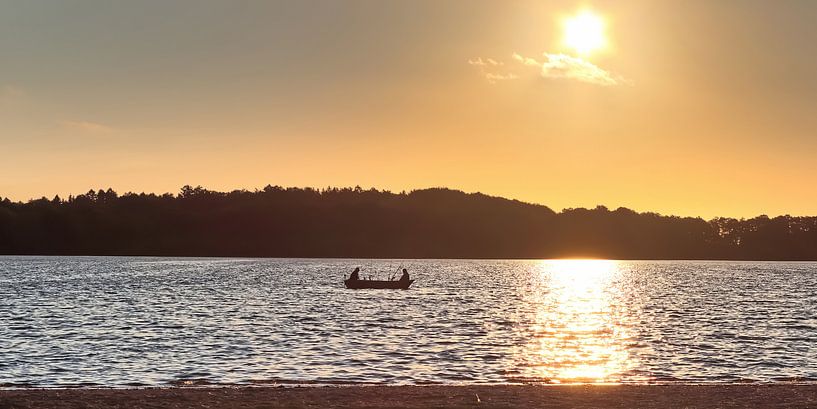 Ruderboot Silhouette in orangenem Sonnenuntergang von MPfoto71