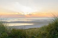 Vue des dunes du coucher du soleil au-dessus de la Mer du Nord par Sjoerd van der Wal Photographie Aperçu
