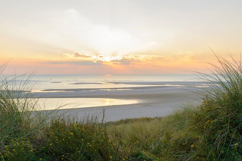 Vue des dunes du coucher du soleil au-dessus de la Mer du Nord par Sjoerd van der Wal Photographie