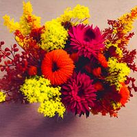 Boeket van verschillende gele, roze en oranje bloemen