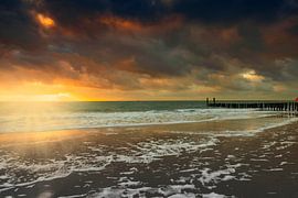 Holländische Wolken und typische Wellenbrecher von Holzpfählen entlang der Küste von Zeeland von gaps photography