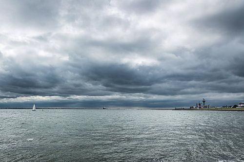 Vlissingen en de Westerschelde onder een donkere lucht