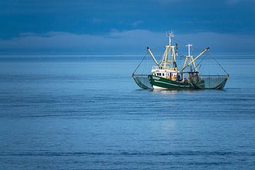 Fishing boat on the North Sea van Rico Ködder