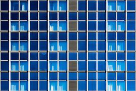 Gevel met blauwe ramen by Maerten Prins