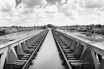 Moerputten Oude spoorbrug Den Bosch in zwartwit