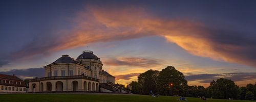 Zonsondergang wolken over Schloss Solitude, Stuttgart