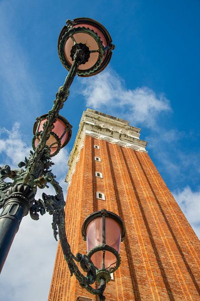Campanile of klokketoren op het San Marcoplein in Ventië, Italie van Jan Fritz