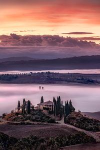 Maison de campagne dans la campagne toscane avec brouillard au lever du soleil sur Voss Fine Art Fotografie