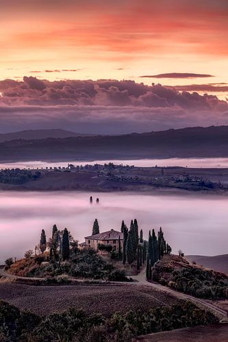 Landhuis op het Toscaanse platteland met mist bij zonsopgang