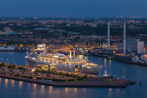 Het stoomschip ss Rotterdam in Rotterdam Katendrecht tijdens het blauwe uurtje