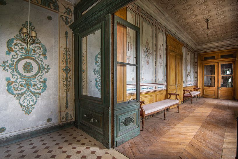 Schitterende gang van een verlaten kasteel van Joeri Van den bremt