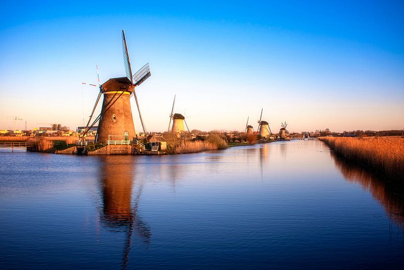 Kinderdijk zonsopkomst van Aziz Benz