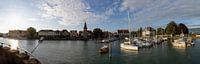 Lindau, panoramisch uitzicht over de haven naar de stad met winkels, huizen en cafés