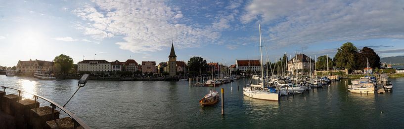 Lindau, Panoramablick über den Hafen in die Stadt mit Geschäften, Häusern und Cafés von Andreas Freund