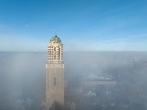 Le clocher de l'église Peperbus à Zwolle au-dessus de la brume