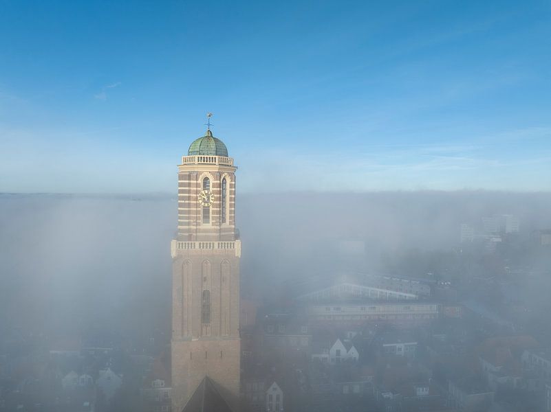 Peperbus-Kirchturm in Zwolle über dem Nebel von Sjoerd van der Wal Fotografie