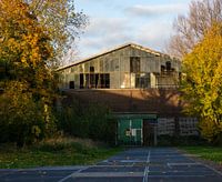 Een verlaten gebouw op het Hembrugterrein
