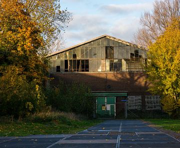 An abandoned building on the Hembrug site by Zaankanteropavontuur