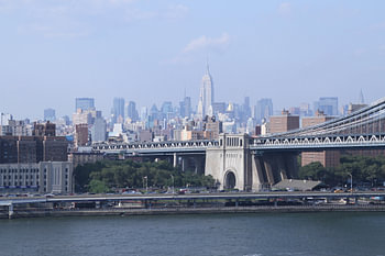  New York met de Brooklyn Bridge op de voorgrond