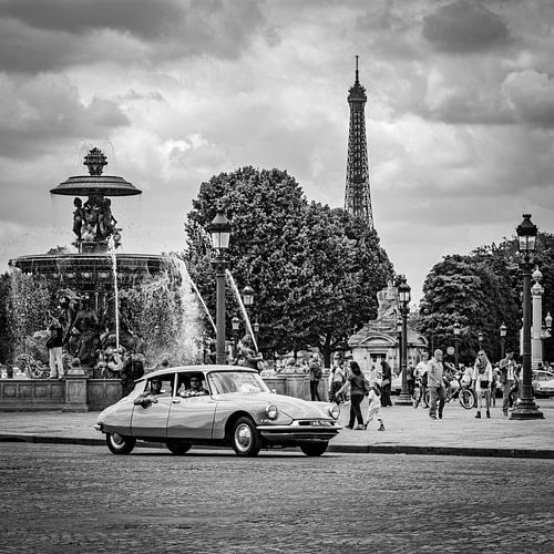 Tijdloze Parijs – Citroën DS bij de Eiffeltoren in zwart-wit