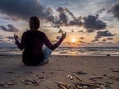 meditieren am Strand an der Nordsee von Animaflora PicsStock Miniaturansicht