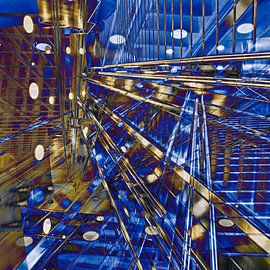 Grafische, blaue Linien in Berlin von Silva Wischeropp