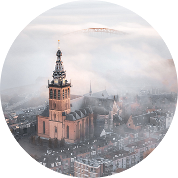 Een deken van mist over Nijmegen van Karsten Russ