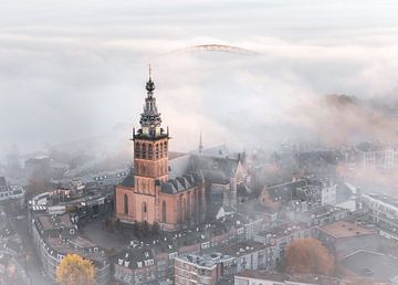 Een deken van mist over Nijmegen van Karsten Russ