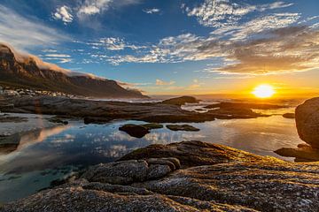 Zonsondergang, Bloubergstrand Beach, Zuid-Afrika van Willem Vernes