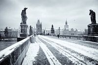 Karelsbrug in Praag in de winter