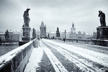 Karelsbrug in Praag in de winter van Rene du Chatenier