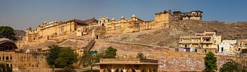 Amber Fort bij Jaipur in India van Roland Brack