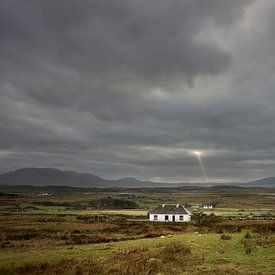 Beam of light on the horizon in Ireland by Bo Scheeringa Photography