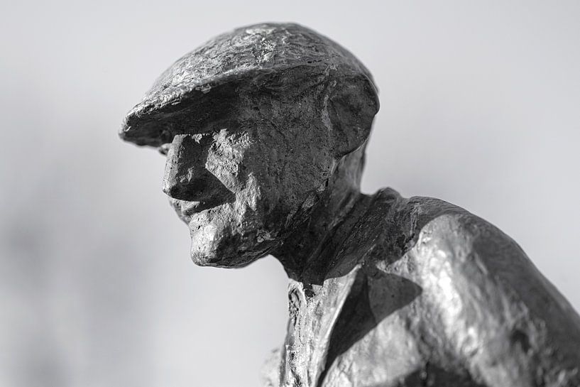 Der zufriedene Mann - Eine Statue eines Bauern in Eersel, Niederlande von John Quendag
