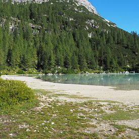 Der türkisfarbene Sorapissee liegt eingebettet in eine dramatische Felskulisse der Dolomiten und wirkt wie ein magischer Ort aus einer anderen Welt – wild, klar und atemberaubend schön. von Miriam Schwarzfischer Fotografie