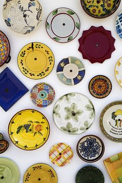 Bunte Keramik Teller an einer Ladenfassade in Sagres an der Algarve Portugal 2 von Western Exposure