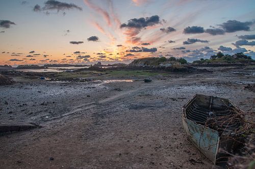 Roze oranje ochtendzon en verlaten bootje op Ile de Bréhat in Frankrijk fotoprint
