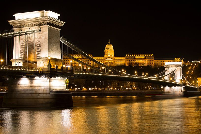 De Kettingbrug in Boedapest Hongarije van Willem Vernes