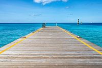 Hölzerner Pier im Paradies