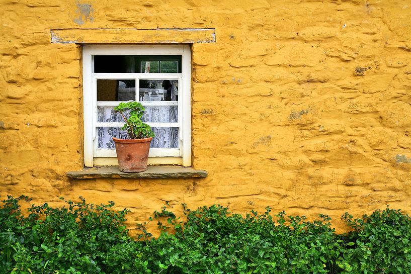 Fenêtre dans le mur jaune d'un cottage irlandais par Hans Kwaspen