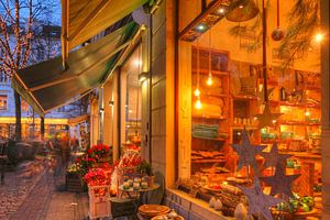 Schaufenster mit Weihnachtsbeleuchtung bei Abenddämmerung, Bremen, Deutschland, Europa