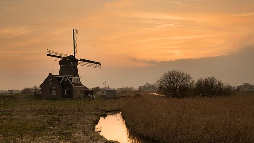 Windmühle bei Sonnenuntergang in Volendam von Chris Snoek
