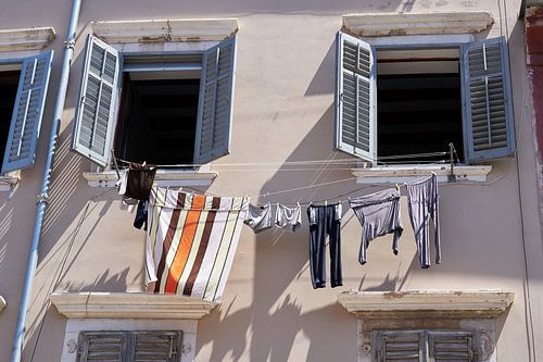 Lignes à linge avec des vêtements dans les ruelles de la vieille ville de Rovinj