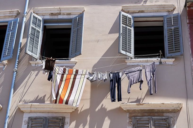 Wäscheleinen mit Wäsche in der Gassen der Altstadt von Rovinj von Heiko Kueverling
