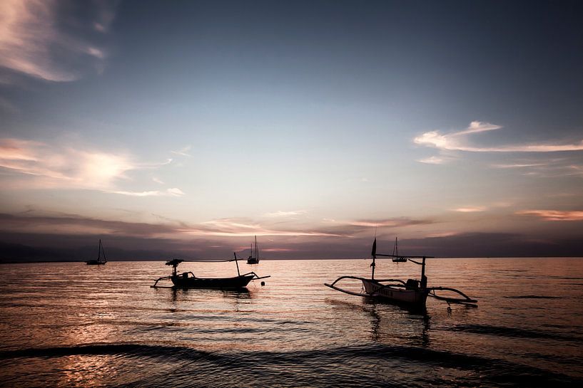 Schöne Sonnenaufgangsszene auf Bali, Indonesien von Tjeerd Kruse