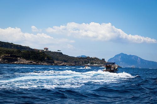 Twee boten langs de Amalfikust onderweg naar het eiland Capri