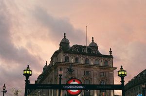 Zonsondergang over Piccadilly Circus van Yne Persyn